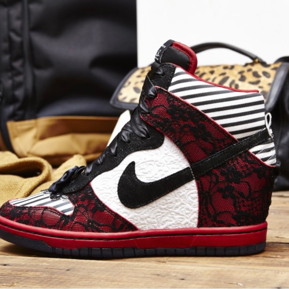 ISO: Nike Doernbecher Kira Smith Dunks - Size 7.5